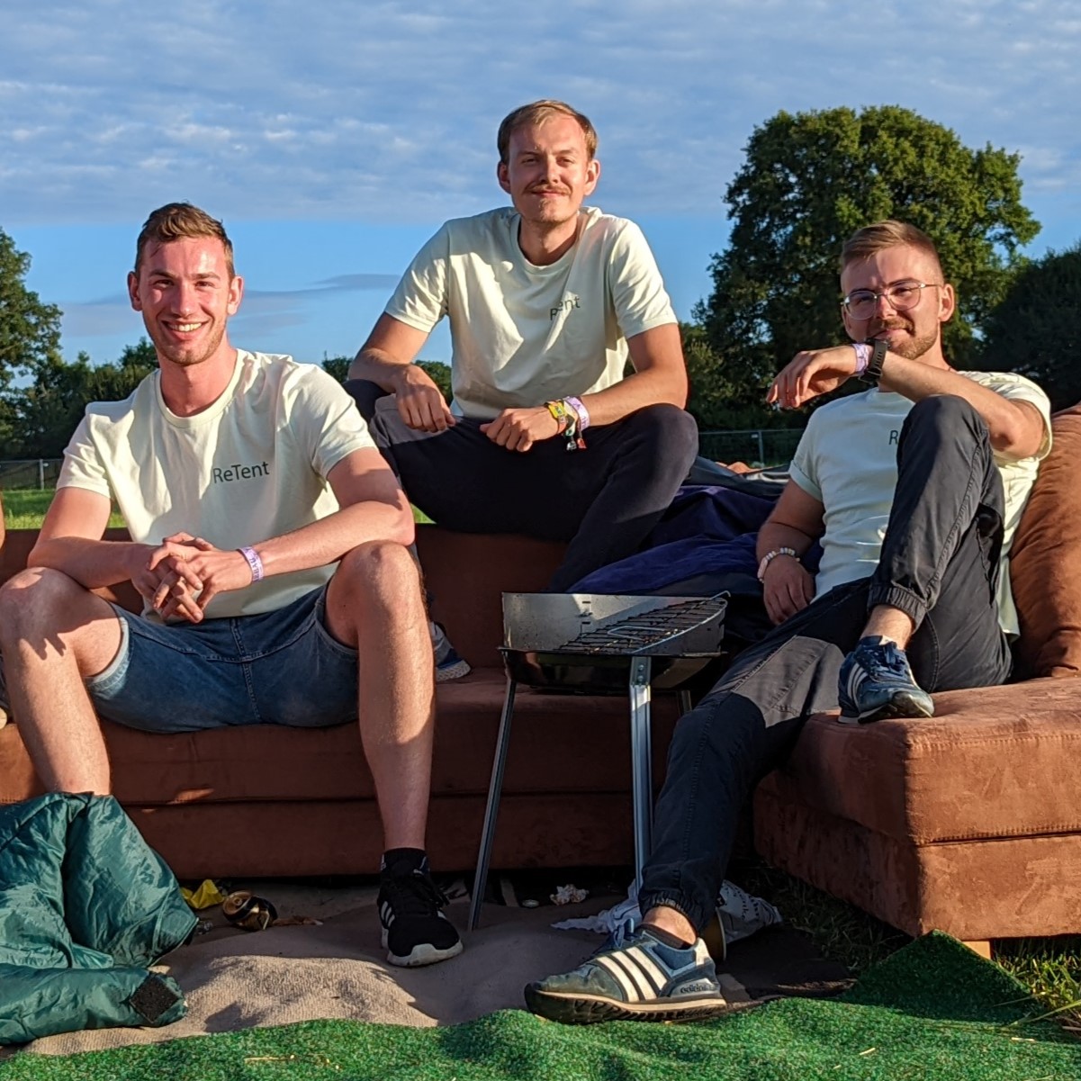 Teamfoto ReTent auf Festivalgelände